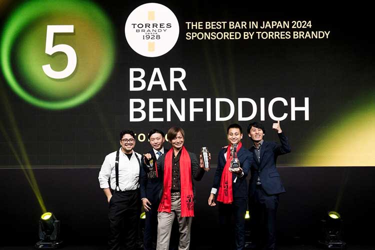 日本の最高位5位の「バー・ベンフィディツク」の受賞式