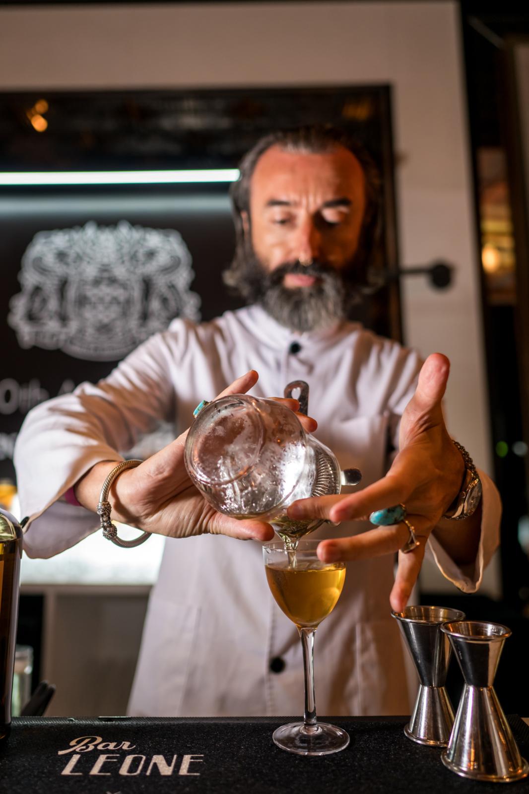 人気カクテルを振る舞っていた今年のアジア1位のバー「レオン」のブース