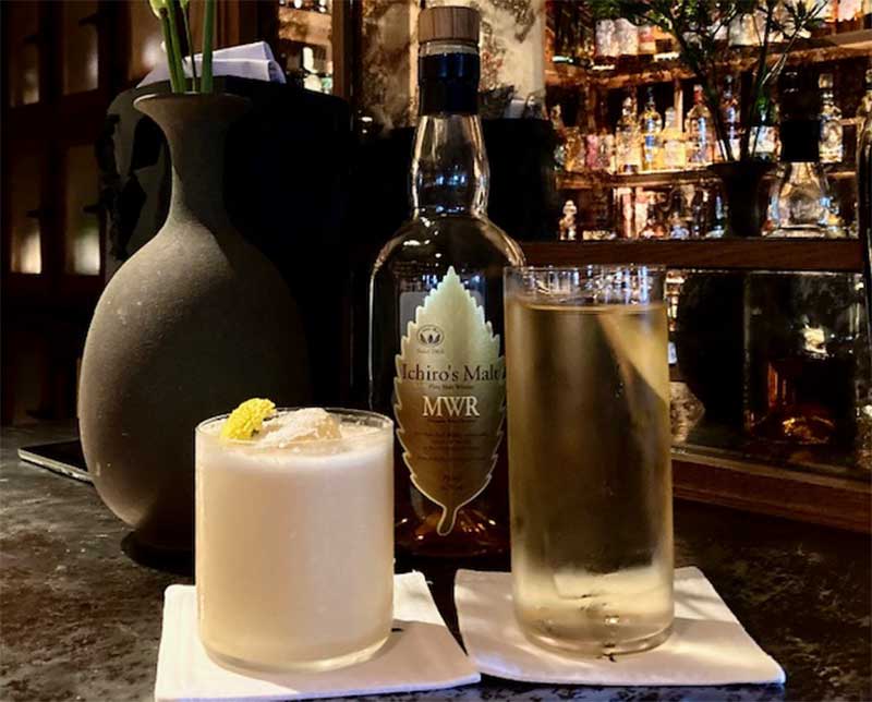 左は「沖縄パイナップルカクテル」、右は「イチローズモルト　ミズナラ」の水割り