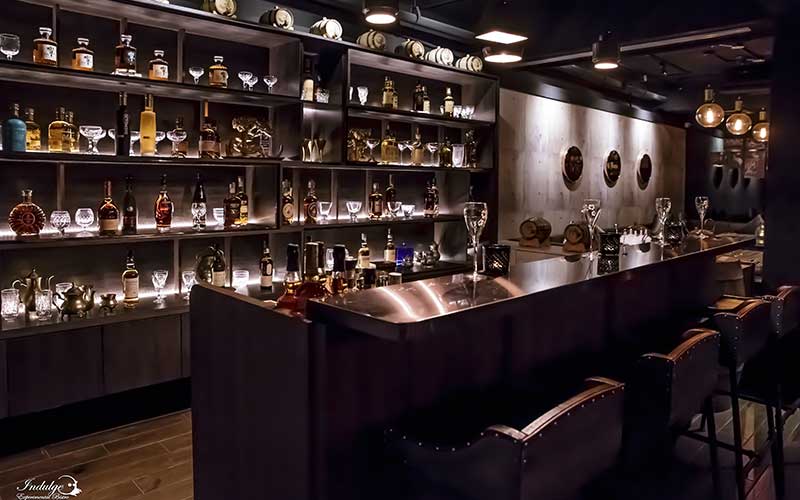 台北の「インダルジ　エクスペリメンタル　ビストロ」カウンターの棚の最上段には「響」「山崎」がズラリと並ぶ