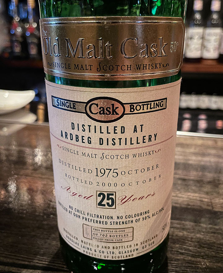 アードベッグの黄金時代の70年代蒸留のボトル。小山さんは、アードベッグのドライなピーティさが好きだという。