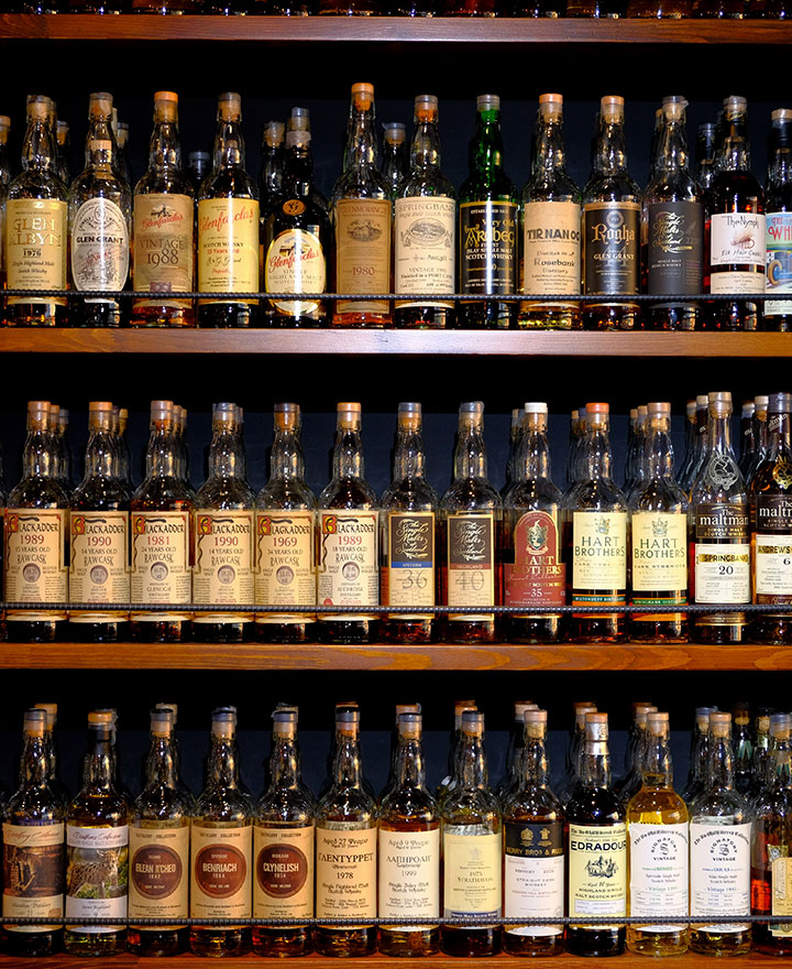 貴重なボトルも、カウンター横の棚に並んでいる。