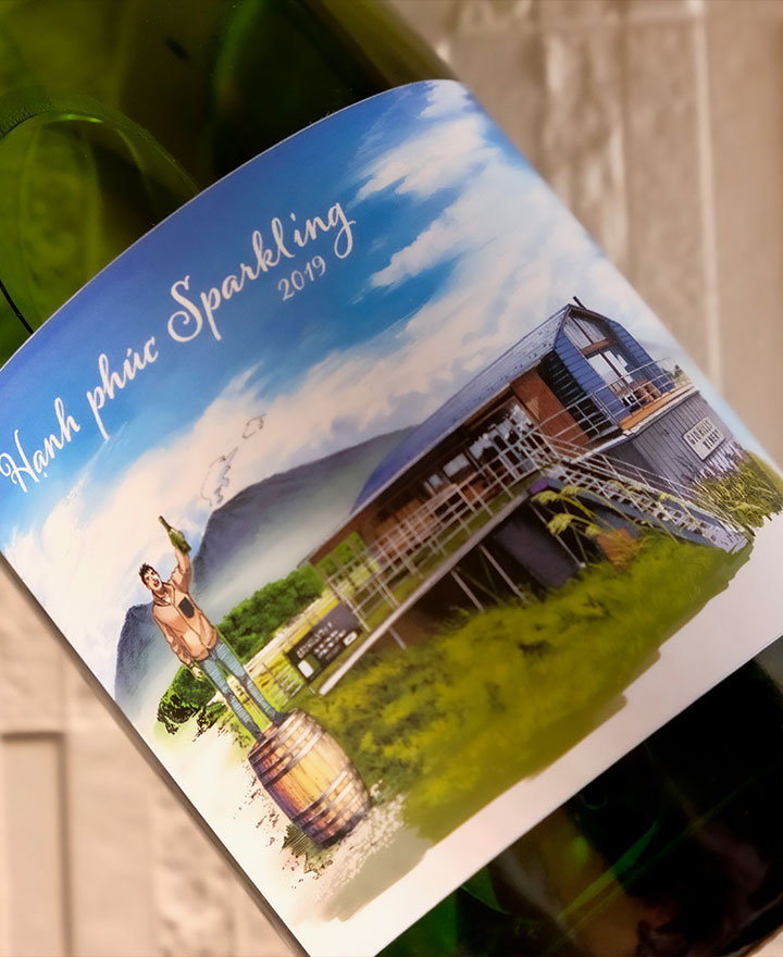 4月に発売になった、小諸市にあるジオヒルズというワイナリーのスパークリング。