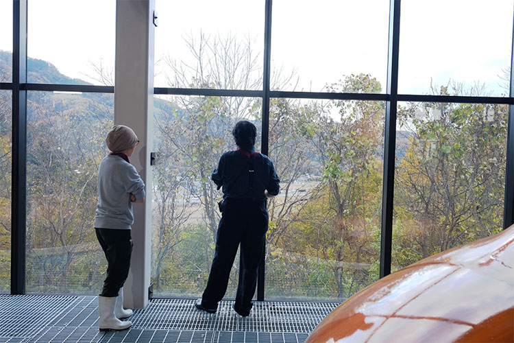 秩父第二蒸留所のポットスチルの前