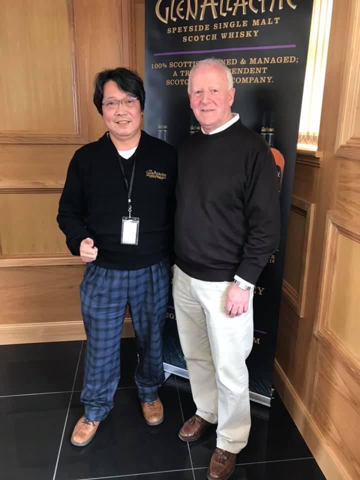 嘉之助蒸溜所・チーフブレンダーの中村俊一さんとWHISKY MEWの山岡秀雄。