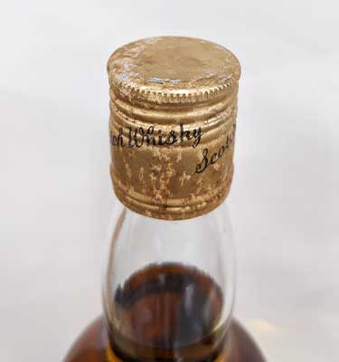 写真のように、各ボトルのキャップ部分は、キズや凹み、汚れなどがあります。また、ボトルにも傷や汚れがある場合があります。交換には応じられませんので、予めご了承のうえご購入ください。