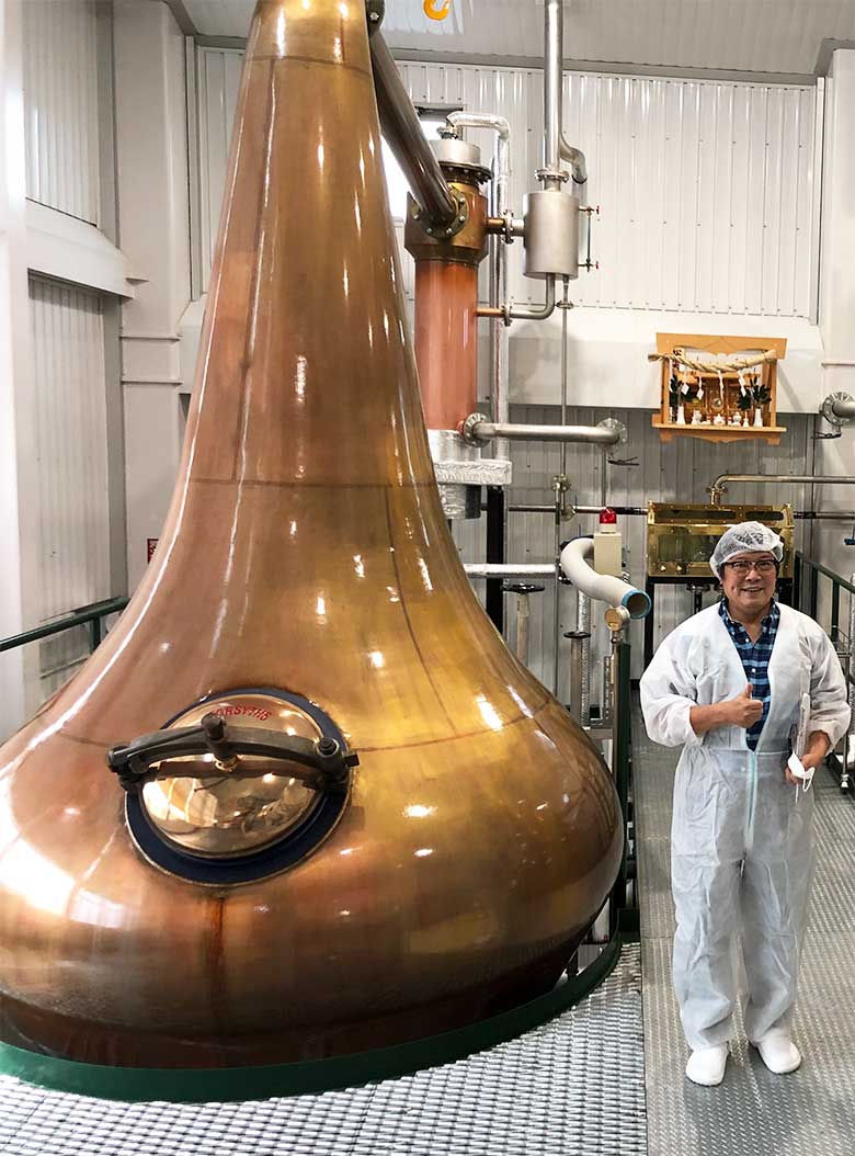 グレンファークラス蒸留所のグローバルブランドアンバサダー、イアン・マクウィリアムさん(左)といっしょに蒸留所前で撮影する山岡秀雄。