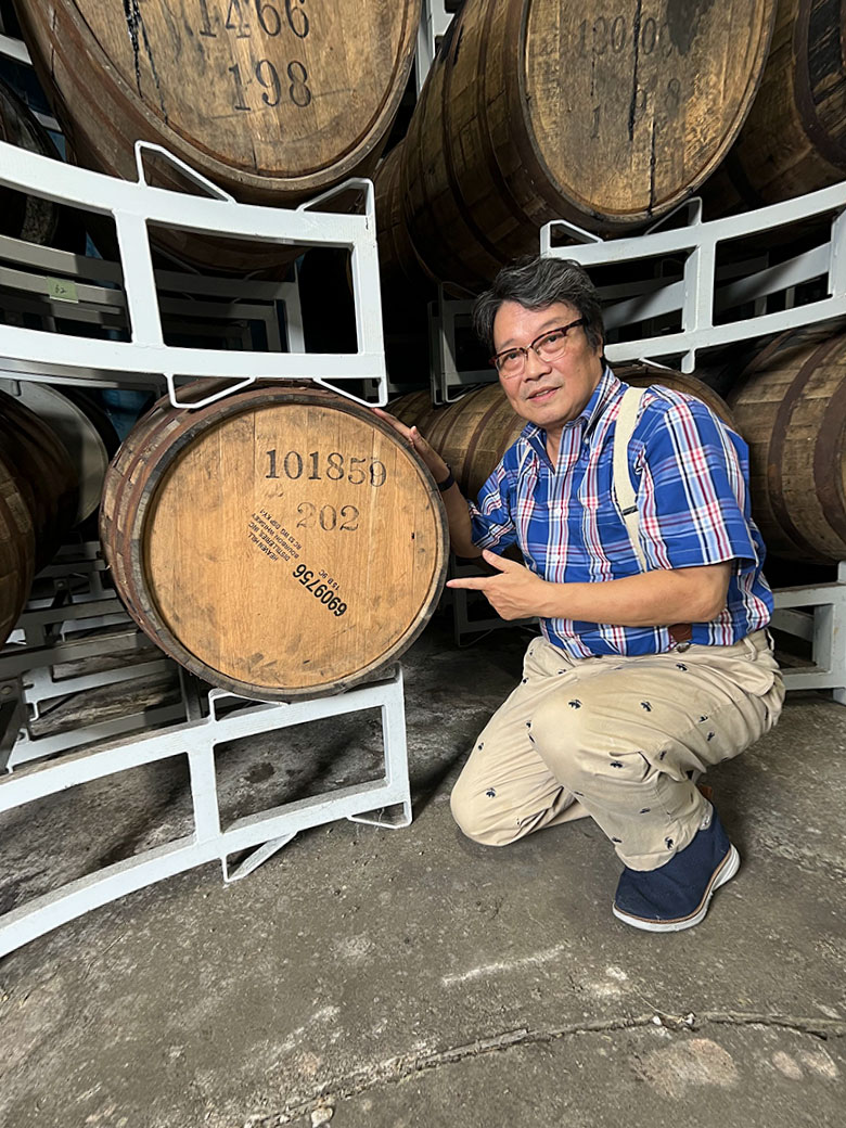 山岡秀雄が「はいからさんが通る」に選んだ樽＃101859の前で。