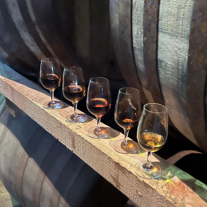 山岡秀雄が数十の樽をテイスティングして『北斗の拳』ラベル用に２樽を選びました。