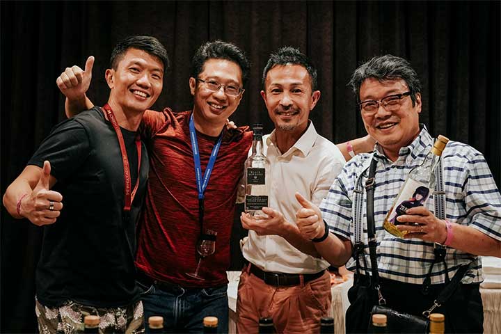 第6回TMAにて記念撮影。左から、TMA主催者のFangkai OngとDanny Buntoro、ハイランダーイン・クライゲラキ皆川達也氏、ウイスキーミュウ山岡秀雄。