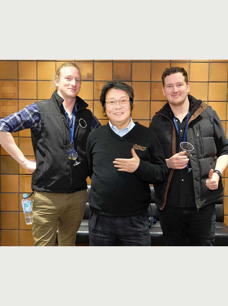 来日した際のトンプソン兄弟と山岡秀雄。サイモン（左）とフィリップ（右）兄弟は日本が大好きです