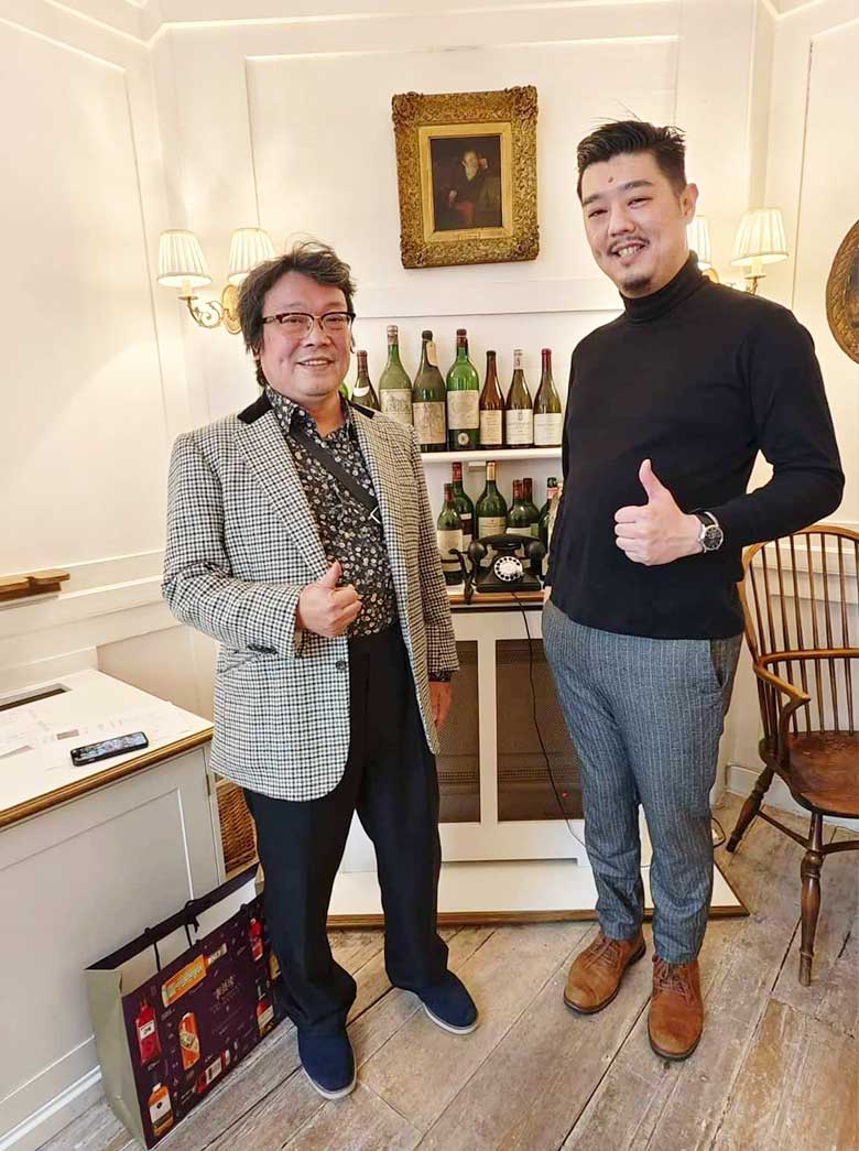 ラベルの絵を描きおろしてくれたジャカルタのアンドリュー。秩父スタンプラリーボトルのラベルデザインも手掛けてくれています。