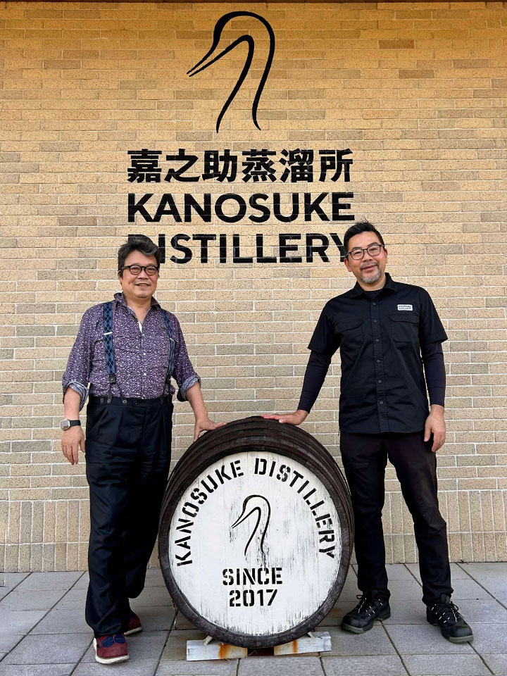 嘉之助蒸溜所・チーフブレンダーの中村俊一さんとWHISKY MEWの山岡秀雄。