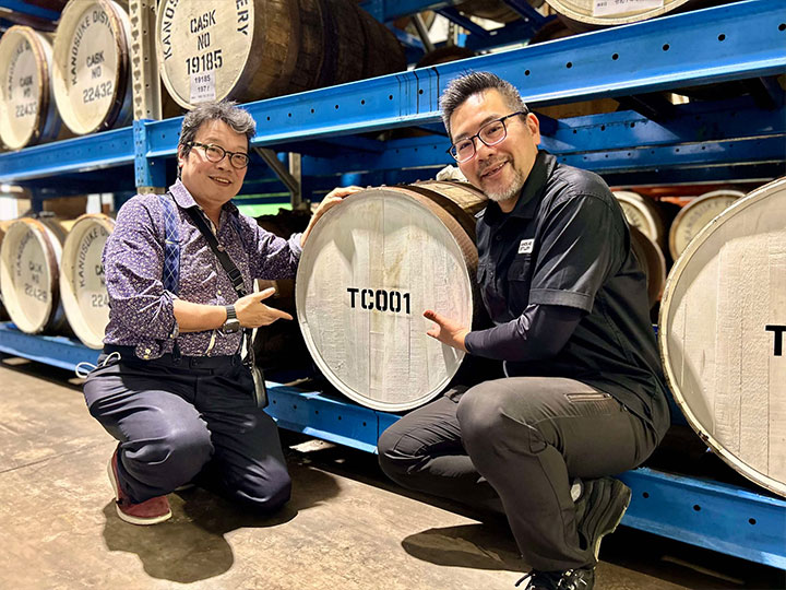 「島津豊久」ボトルに選んだ樽＃TC001の前で。